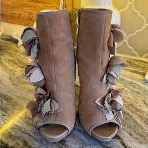 GORGEOUS Report Floral Appliqué High Heel Open Toe Sandals